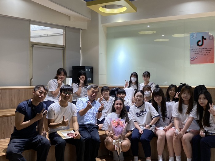 巴西交換生Bia與師長同學合照