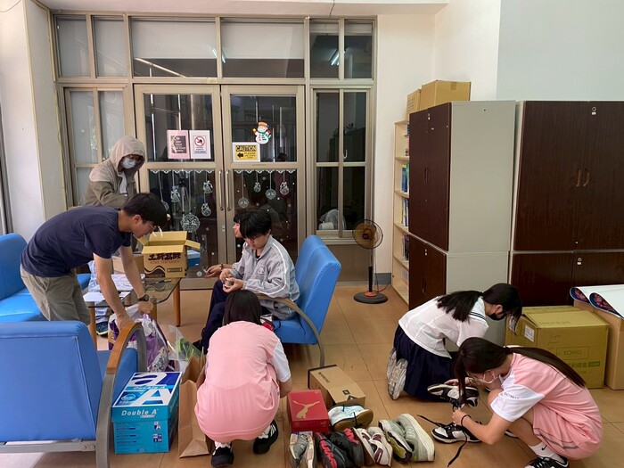 學生整理捐贈物資